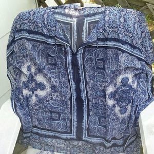 Woman's shirt lightweight short sleeves